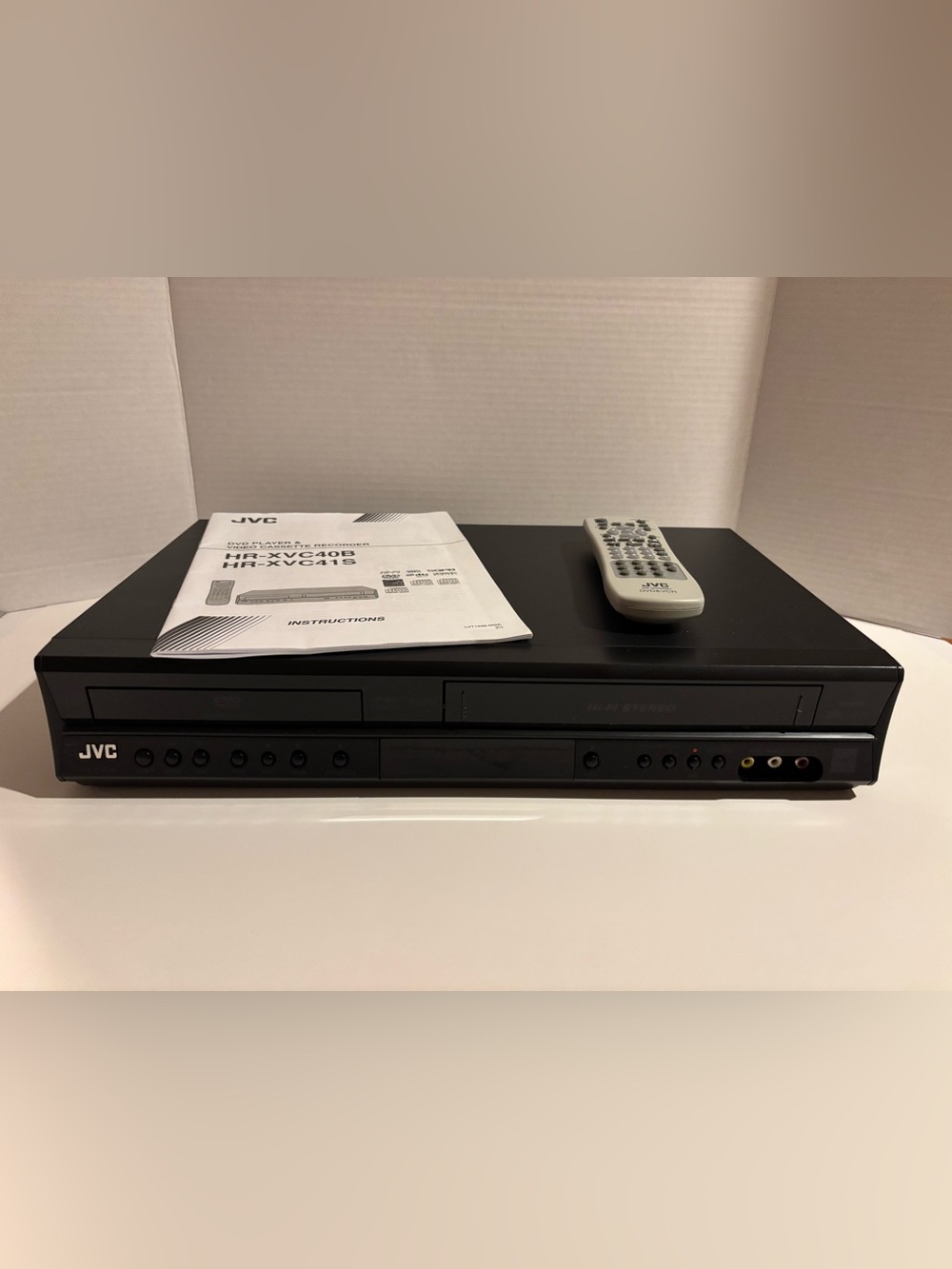 JVC VHS/DVD Combo Player with Remote - For repair or parts, see description.